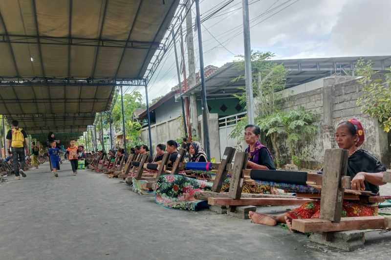 Melestarikan Tradisi Menenun Lewat Festival Begawe Jelo Nyesek